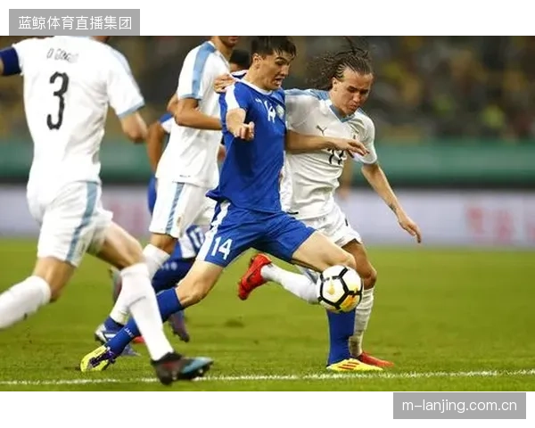 乌兹别克斯坦头号射手肖穆罗多夫将迎来考验，他将直接面对世界级中卫的防守。